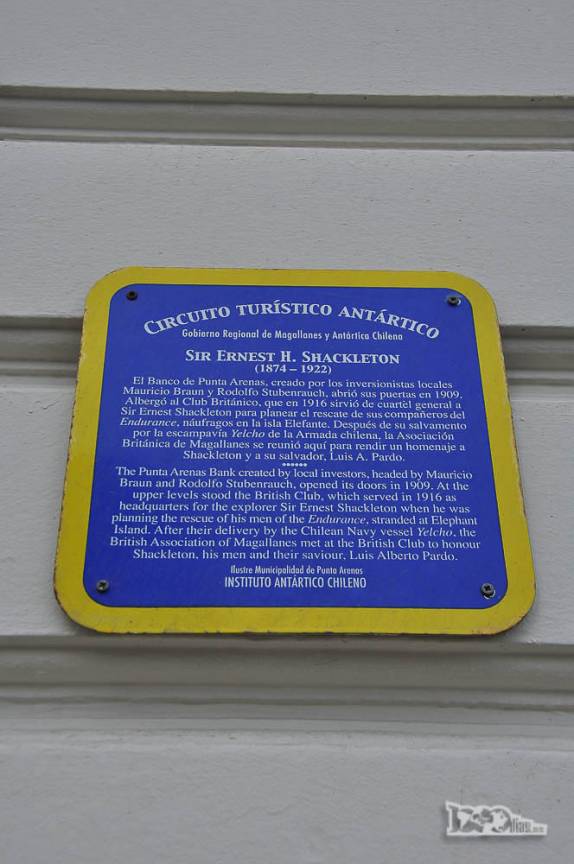 Placas espalhadas pelo centro contam eventos históricos ocorridos em Punta Arenas, no sul do Chile